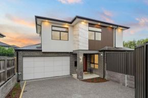 Superb Newly Built Family 4BR Townhouse in Burwood